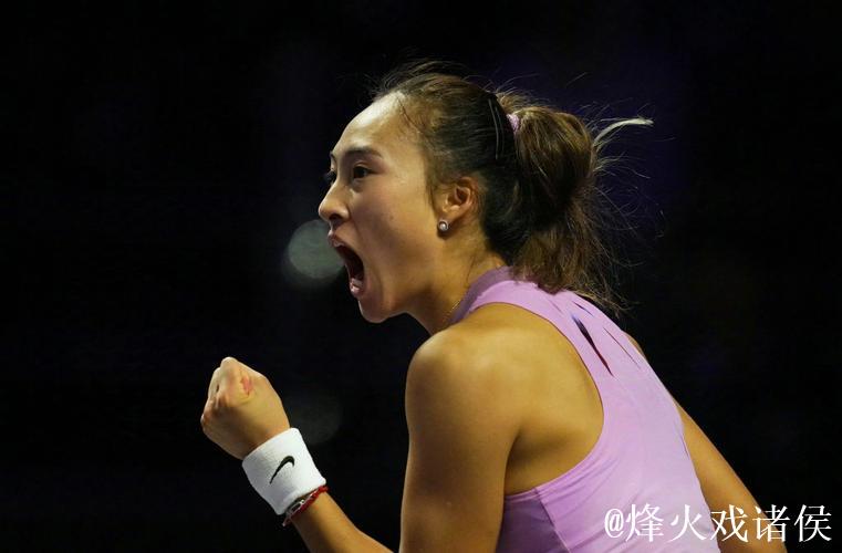 郑钦文换拍高芙发球空门，赛场现趣味一幕